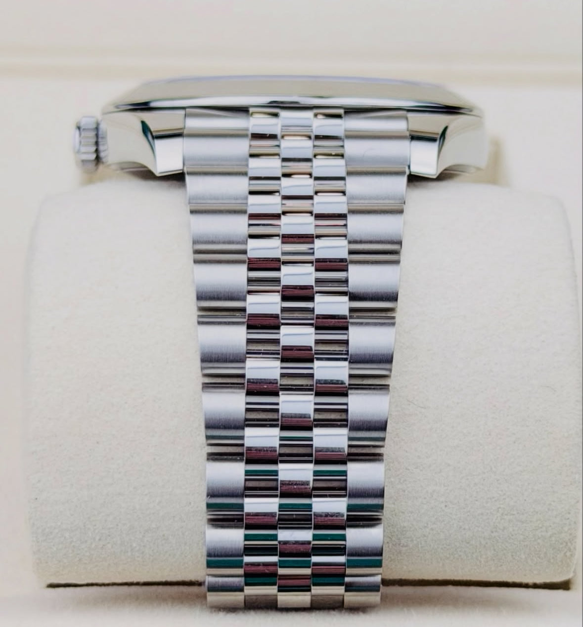Rolex Datejust 41 126300 (2026) – Oystersteel, Silver Dial, Smooth Bezel, Jubilee Bracelet