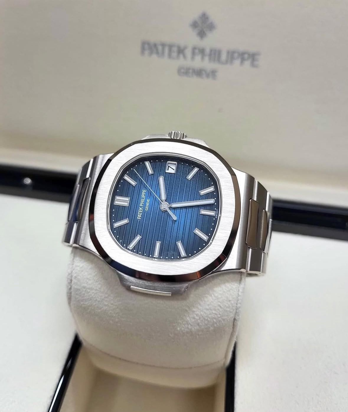 Patek Philippe Nautilus 5811/1G-001 – Blue Dial, White Gold 2026