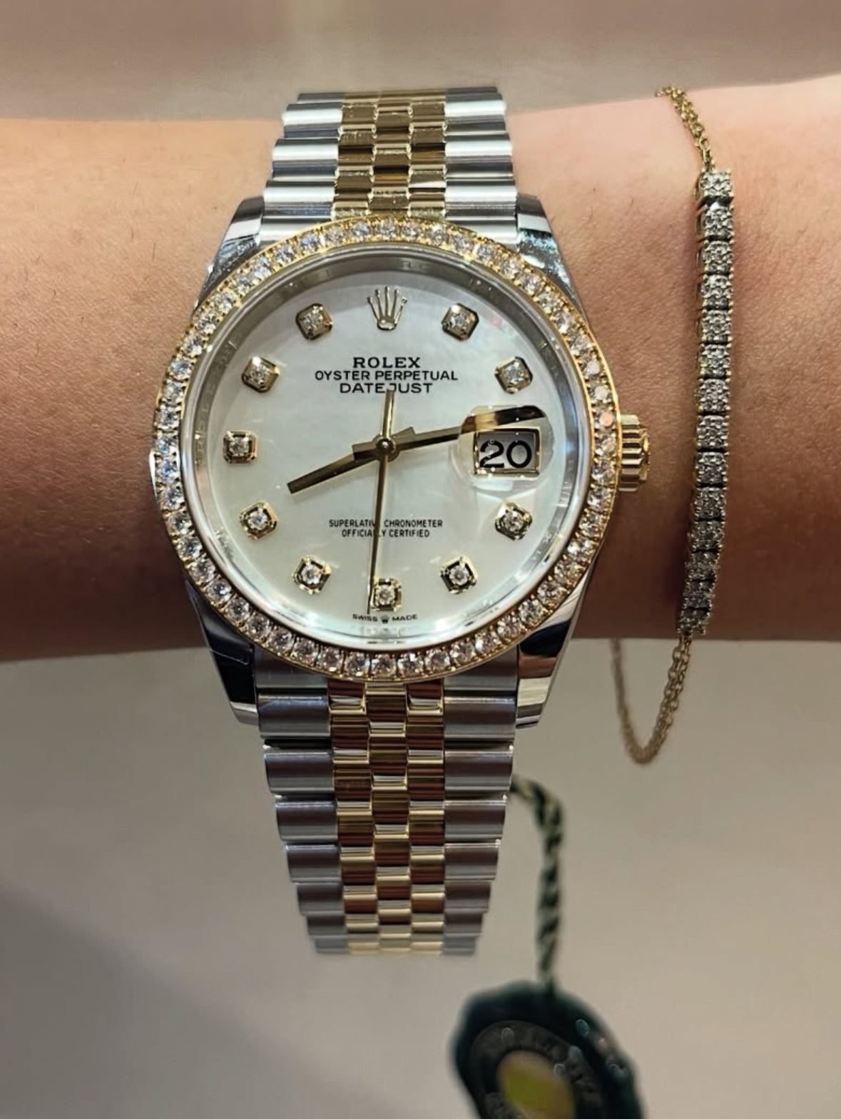 Rolex Datejust 36 126283RBR (Unisex, 2026) – Yellow Rolesor, Diamond Bezel, Mother-of-Pearl Diamond Dial, Jubilee