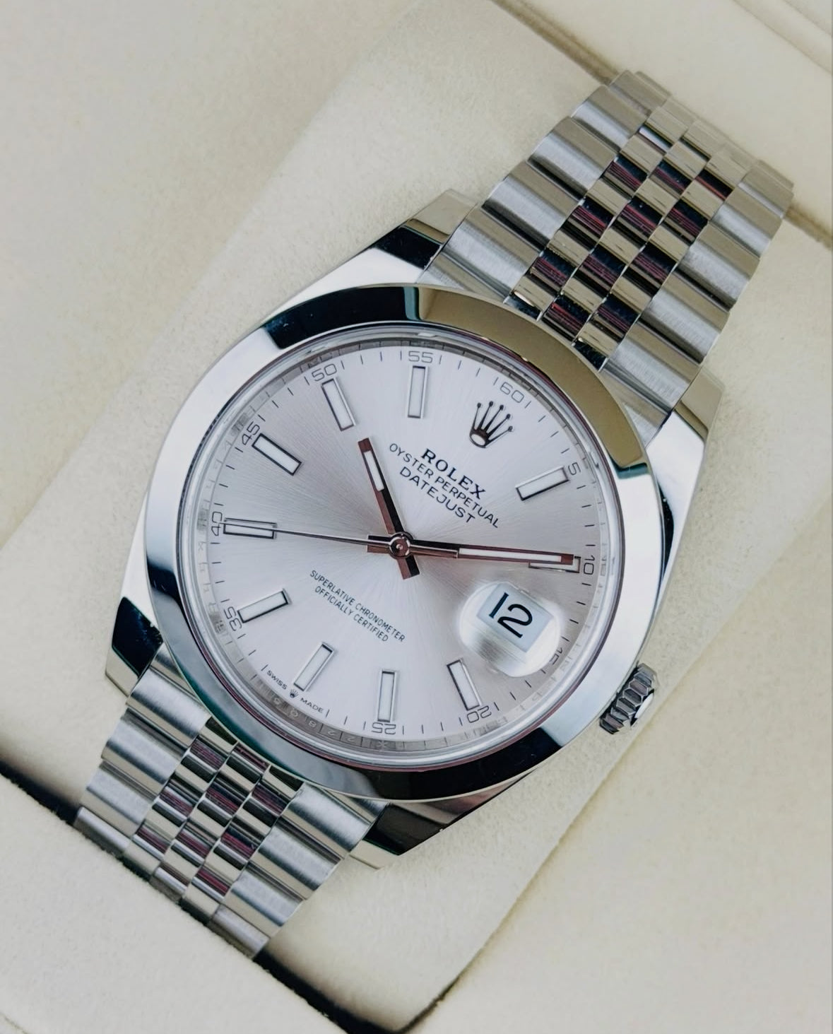 Rolex Datejust 41 126300 (2026) – Oystersteel, Silver Dial, Smooth Bezel, Jubilee Bracelet