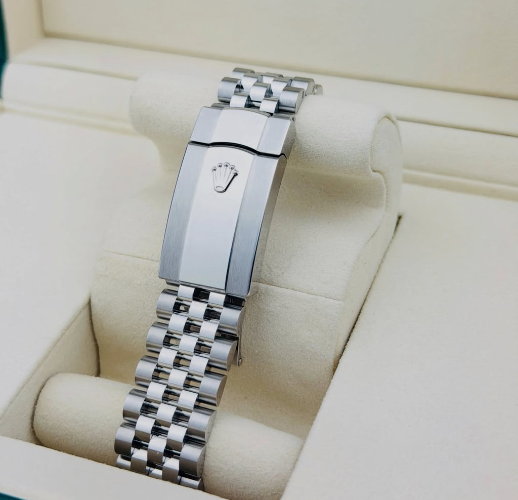 Rolex Datejust 41 126300 (2026) – Oystersteel, Silver Dial, Smooth Bezel, Jubilee Bracelet