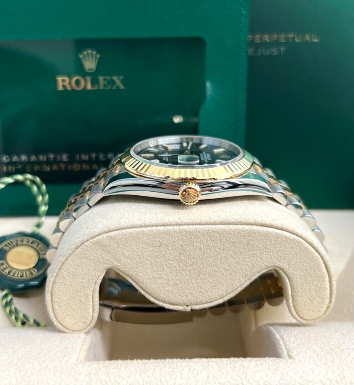 Rolex Datejust 41 126333 (2026) – Yellow Rolesor, Black Dial, Fluted Bezel, Jubilee